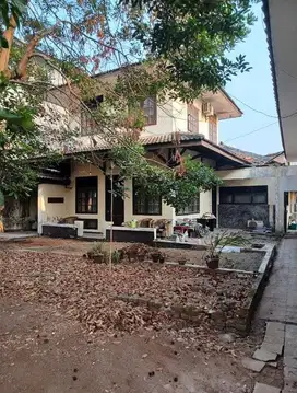DIJUAL RUMAH DI ATAS TANAH YANG LUAS KAWASAN KEBAYORAN LAMA JAKSEL