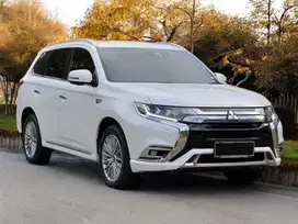 Mitsubishi Outlander PHEV 2.4 Ultimate Hybrid At 2019 km +/- 20.000