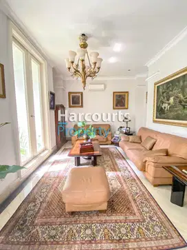 DIJUAL - Rumah Klasik Kontemporer area sriwijaya, jakarta selatan