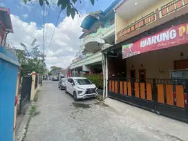 Rumah induk + kos 3 lantai, berdiri kokoh dan megah di kawasan elite D
