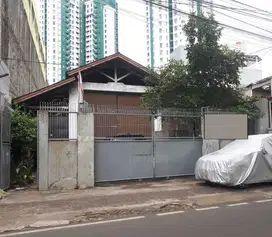 Rumah Lama Pinggir Jalan di Paseban Jakarta Pusat