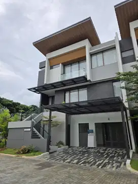 DIJUAL Rumah 3 Lantai di Summarecon dengan lift pribadi super mewah
