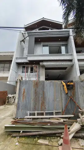 Rumah Baru 3 Lantai Full Furnished di Puri Indah