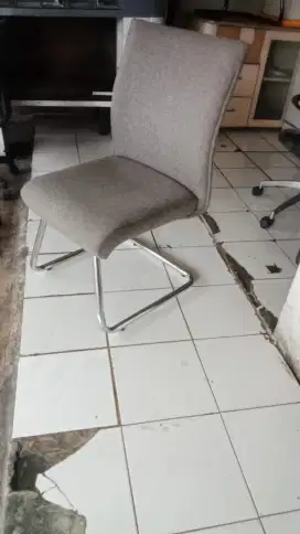 Kursi kantor hadap setenlis