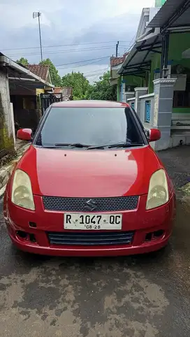Suzuki swift merah