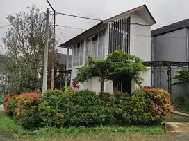 Hunian Cantik di Dago 2 Lantai Dengan Taman Hijau Rindang