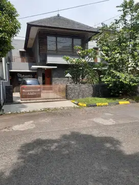 Rumah terawat siap huni di pusat kota area batununggal