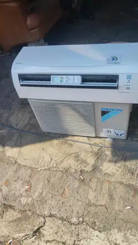 AC DAIKIN 1 PK, pemakaian 1 tahun, dingin