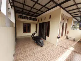 Rumah terawat strategis nyaman