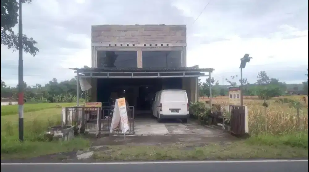 Disewakan bangunan pinggir jalan luas