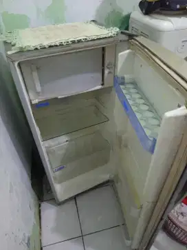 Jual kulkas Sharp satu pintu kondisi normal
