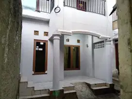 Di jual rumah lantai 2 ada kost an