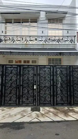 Dijual rumah 2,5 lantai full furnish di pondok pinang jakarta selatan
