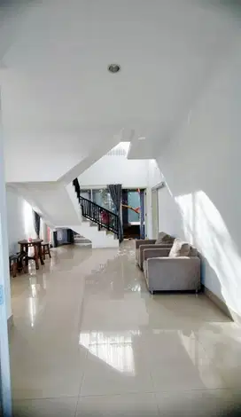Dijual Rumah Bagus Tingkat 2 Lantai Siap Pakai Di Graha Candi Golf
