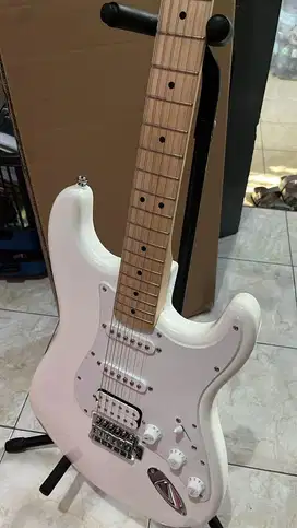 Squier Stratocaster incl kabel jack, ampli, 2 effect & tas (BISA NEGO)