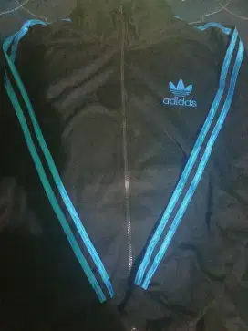 Jaket olahraga model Adidas (lokal) masih bagus, jarang dipakai
