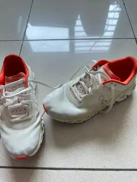 Sepatu On Cloud