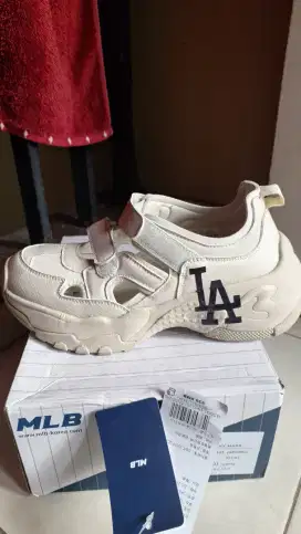 Sepatu sandal MLB size 41-42 nyaman pakai