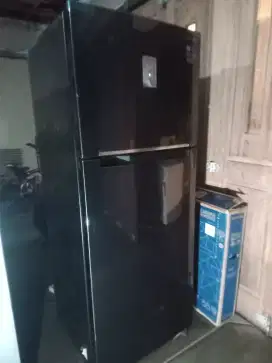 Lemari es dua pintu jumbo inverter