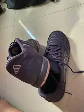 Sepatu futsal adidas