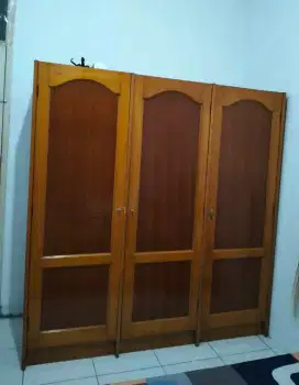 Di jual 1 Lemari Baju 3 Pintu