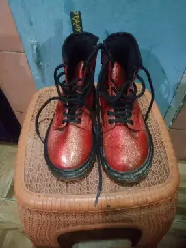 Jual dr martens made in china. Untuk anak perempuan umur 7 sampe 8 thn