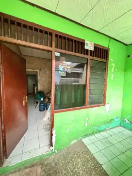 Kontrakan kosong beserta isi