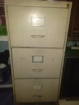 Jual lemari besi... Tuk Arsip+ 2 kursi manager