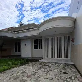 Rumah Luas dan Cantik Elegant Full Renovasi di Surabaya Timur