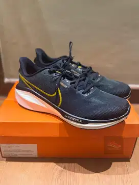 NIKE VOMERO 17 47.5/ 13 US BLACK/BRONZINE-AMBER BROWN