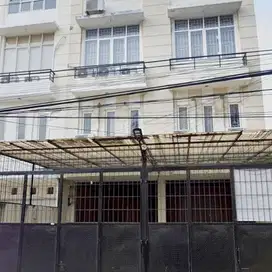 Ruko Gandeng 4Â½ Lt Di Taman Sari Jak Bar