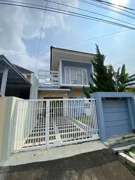 rumah cantik 2 lt carport 2 mobil di bunga bunga suhat dekat kampus UB