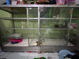 Etalase kaca usaha