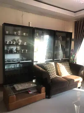 Lemari pajang sama isi2nya kursi sofa buat santai  sama meja