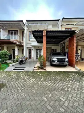 RUMAH DI KOMPLEK FLAMBOYAN 4 KAMAR TIDUR