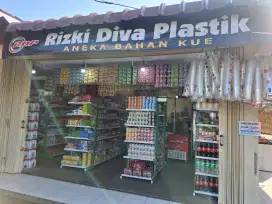 Pelayan Toko Plastik