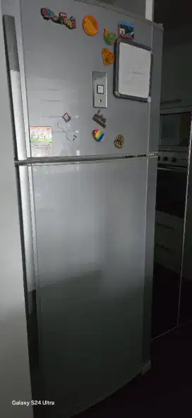 Kulkas sharp bekas