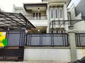 rumah 2 lantai lebar 12m  dekàt jalur lrt dàn sdh renovasi