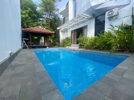 RUMAH MEWAH + KOLAM RENANG TENGAH KOTA