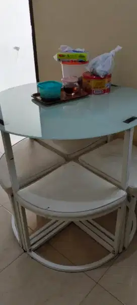 Meja makan Informa