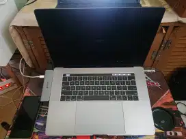 Laptop macbook pro 2019 15,4 inch lengkap
