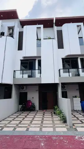 Dijual Rumah 3 Lantai Modern Lokasi Premium di Utan Kayu Matraman