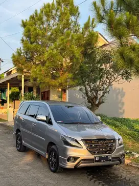 Innova V 2.0 AT Luxury