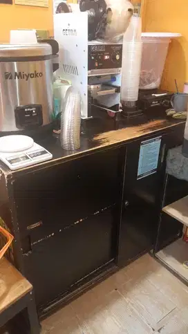 DIHIBAHKAN GRATIS Meja Kayu Berlemari untuk Etalase Jualan Dapur Bekas