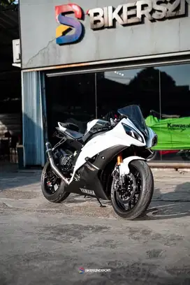 YAMAHA WHITE ON BLACK 2012