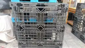 Menjual palet bekas masih press