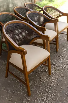 Kursi Kayu Jati Model Retro dengan Sandaran Rotan & Busa Dudukan