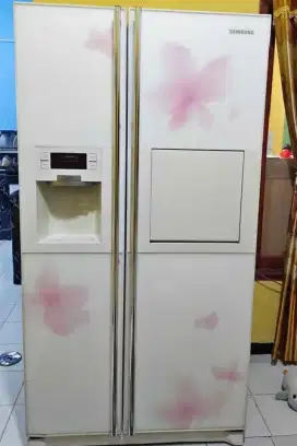 Kulkas mewah x apartmen merek Samsung
