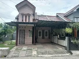 di jual rumah second dlm komplek deket ke tol LRT