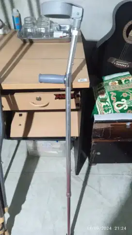 Tongkat alat bantu jalan
